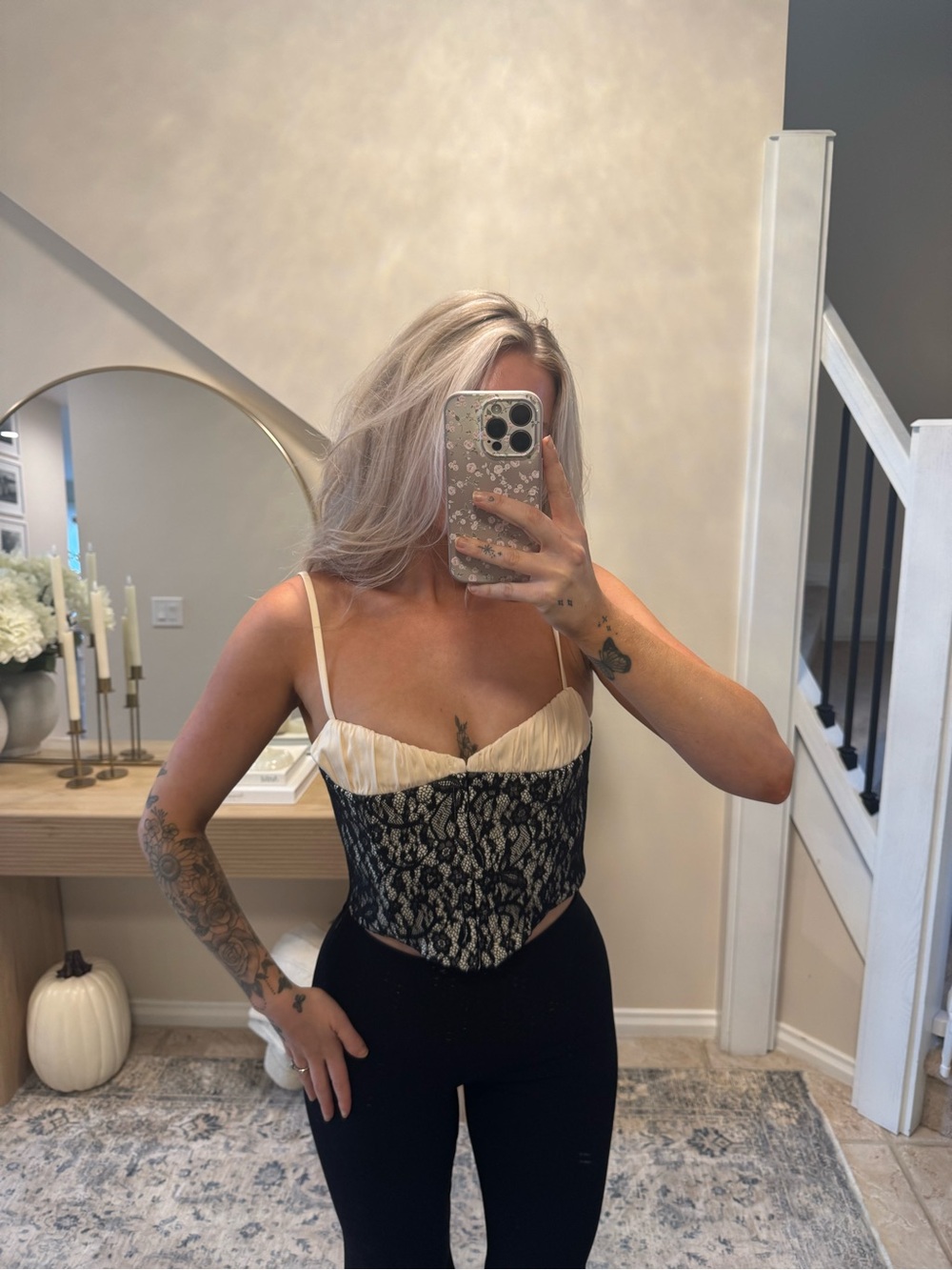 Rumored contrast lace corset - Picture 2 of 4